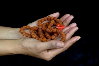 almweb-yoga3-yandreikihands